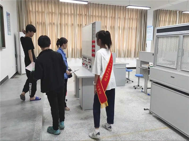參觀專業實訓室