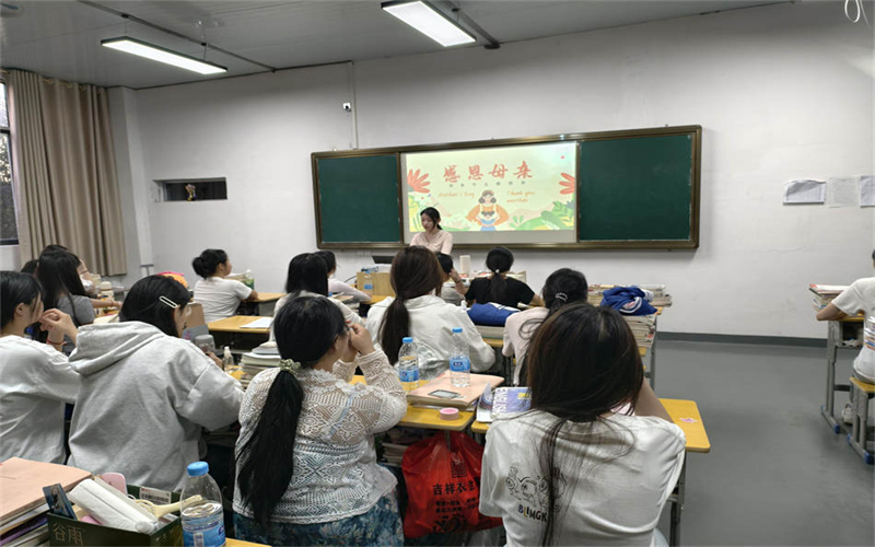 我校學工處組織各班級召開“感恩母愛，溫暖同